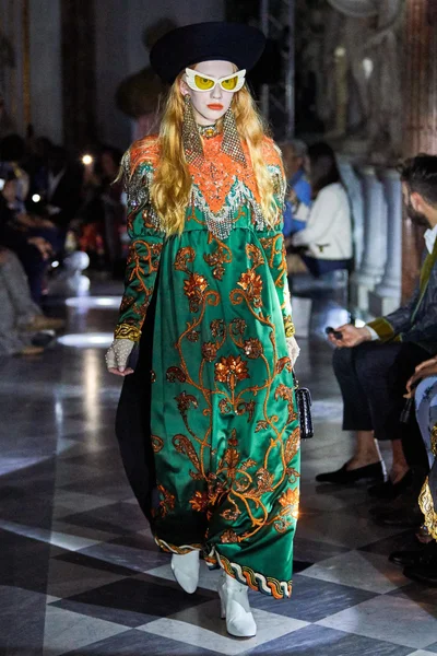 Look 10